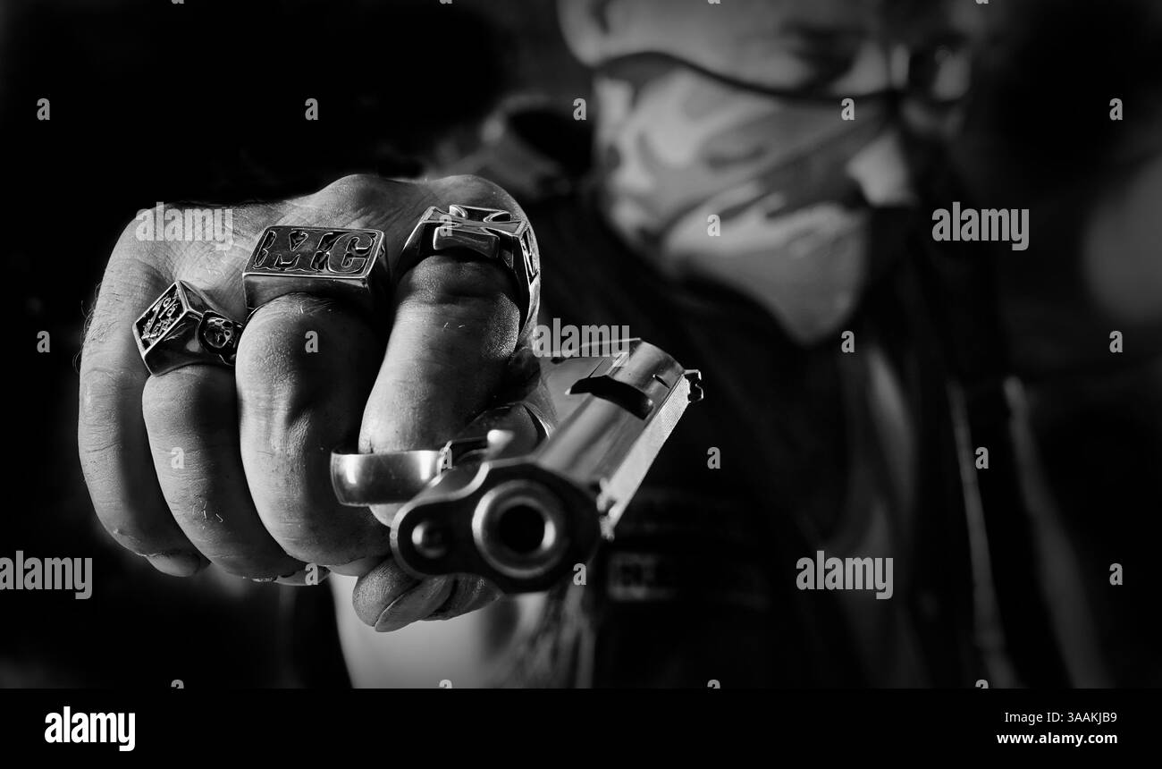 Dezember 2017 – Paris, Frankreich – DAVID of Anarchy's Bulldogs MC, Job als Dachdecker Rides und Yamaha Royal Star 1996. Die MC-Biker stehen in vielerlei Hinsicht im Gegensatz zu den traditionellen Bikern. Einige Ride Choppers, modifizierte und personalisierte Motorräder und entzogen einige ihrer Originalzubehör. Im Allgemeinen ist dies eine Möglichkeit, die Ablehnung vieler konventioneller Vorstellungen von der politischen und wirtschaftlichen Gesellschaft, in der sie leben, zu zeigen. MC-Biker wollen frei sein, ohne Einschränkungen, aber sie unterliegen drastischen internen Regeln. Teil eines MC zu sein, ist ein echtes Engagement. Obwohl einige MC-Mitglieder scheinen, sich zu verhalten Stockfoto