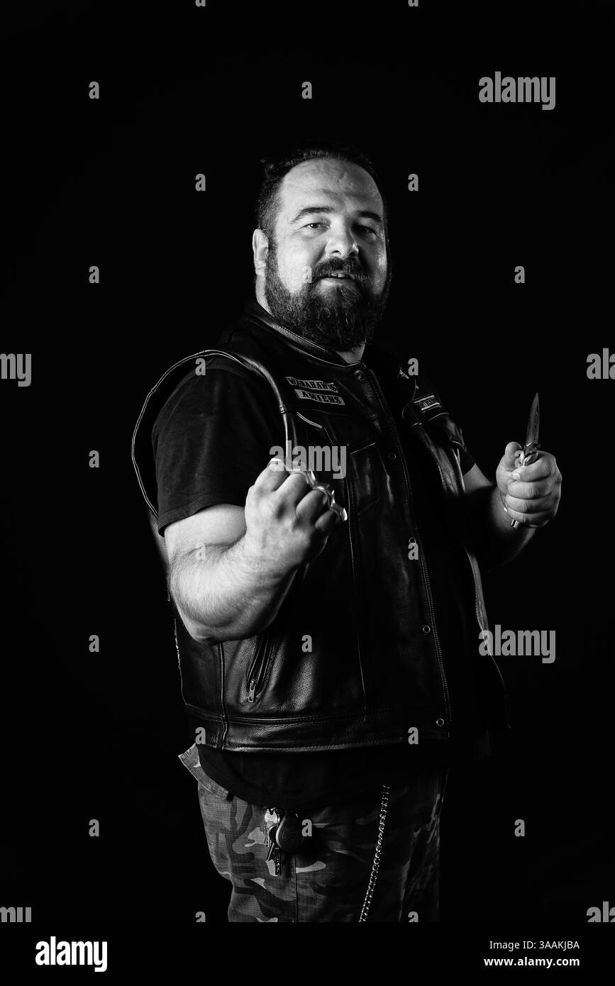 11. Dezember 2017 – Paris, Frankreich – SEBASTIEN von Wanahawks MC, Job als Lkw-Fahrer fährt Harley Davidson Fat Bob 2011. Die MC-Biker stehen in vielerlei Hinsicht im Gegensatz zu den traditionellen Bikern. Einige Ride Choppers, modifizierte und personalisierte Motorräder und entzogen einige ihrer Originalzubehör. Im Allgemeinen ist dies eine Möglichkeit, die Ablehnung vieler konventioneller Vorstellungen von der politischen und wirtschaftlichen Gesellschaft, in der sie leben, zu zeigen. MC-Biker wollen frei sein, ohne Einschränkungen, aber sie unterliegen drastischen internen Regeln. Teil eines MC zu sein, ist ein echtes Engagement. Auch wenn einige MC-Mitglieder das mögen mögen Stockfoto