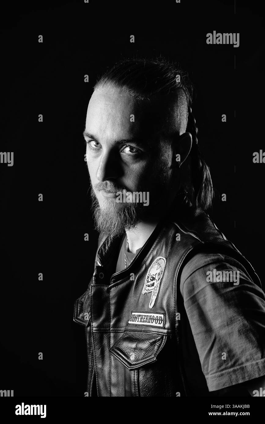 11. Dezember 2017 – Paris, Frankreich – NICO von Wanahawks MC, Job als Computer Developer Rides Harley Davidson Sportster XR 1200. Die MC-Biker stehen in vielerlei Hinsicht im Gegensatz zu den traditionellen Bikern. Einige Ride Choppers, modifizierte und personalisierte Motorräder und entzogen einige ihrer Originalzubehör. Im Allgemeinen ist dies eine Möglichkeit, die Ablehnung vieler konventioneller Vorstellungen von der politischen und wirtschaftlichen Gesellschaft, in der sie leben, zu zeigen. MC-Biker wollen frei sein, ohne Einschränkungen, aber sie unterliegen drastischen internen Regeln. Teil eines MC zu sein, ist ein echtes Engagement. Obwohl einige MC-Mitglieder vielleicht auch sein könnten Stockfoto