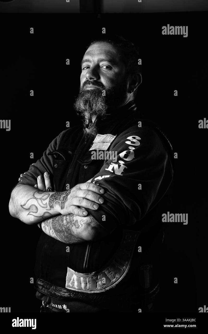 11. Dezember 2017 - Paris, Frankreich - STEPHANE von Sons of Nowhere MC Yonne, Job als Chead Chef reitet Harley Davidson Sportster 1200 Bobber Rats. Die MC-Biker stehen in vielerlei Hinsicht im Gegensatz zu den traditionellen Bikern. Einige Ride Choppers, modifizierte und personalisierte Motorräder und entzogen einige ihrer Originalzubehör. Im Allgemeinen ist dies eine Möglichkeit, die Ablehnung vieler konventioneller Vorstellungen von der politischen und wirtschaftlichen Gesellschaft, in der sie leben, zu zeigen. MC-Biker wollen frei sein, ohne Einschränkungen, aber sie unterliegen drastischen internen Regeln. Teil eines MC zu sein, ist ein echtes Engagement. Obwohl einige M Stockfoto