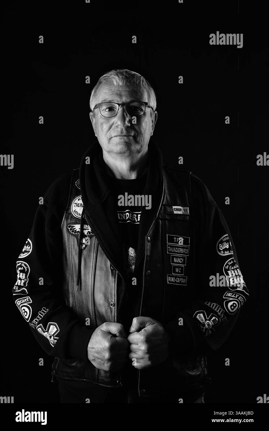 Dezember 2017 - Paris, Frankreich - PAT aka Chopper von Thunderbirds MC, pensioniert Rides HD softail Heritage. Die MC-Biker stehen in vielerlei Hinsicht im Gegensatz zu den traditionellen Bikern. Einige Ride Choppers, modifizierte und personalisierte Motorräder und entzogen einige ihrer Originalzubehör. Im Allgemeinen ist dies eine Möglichkeit, die Ablehnung vieler konventioneller Vorstellungen von der politischen und wirtschaftlichen Gesellschaft, in der sie leben, zu zeigen. MC-Biker wollen frei sein, ohne Einschränkungen, aber sie unterliegen drastischen internen Regeln. Teil eines MC zu sein, ist ein echtes Engagement. Obwohl einige MC-Mitglieder vielleicht einen marg zu leben scheinen Stockfoto