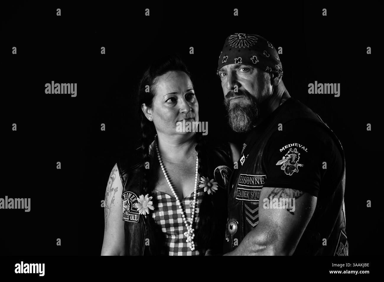 11. Dezember 2017 – Paris, Frankreich – PIT, Präsident des mittelalterlichen MC Essonne, Veranstalter des mittelalterlichen Kampfes reitet Harley Davidson Softail 1340–1999, mit und POUCY. Die MC-Biker stehen in vielerlei Hinsicht im Gegensatz zu den traditionellen Bikern. Einige Ride Choppers, modifizierte und personalisierte Motorräder und entzogen einige ihrer Originalzubehör. Im Allgemeinen ist dies eine Möglichkeit, die Ablehnung vieler konventioneller Vorstellungen von der politischen und wirtschaftlichen Gesellschaft, in der sie leben, zu zeigen. MC-Biker wollen frei sein, ohne Einschränkungen, aber sie unterliegen drastischen internen Regeln. Teil eines MC zu sein, ist ein echtes Engagement. A Stockfoto