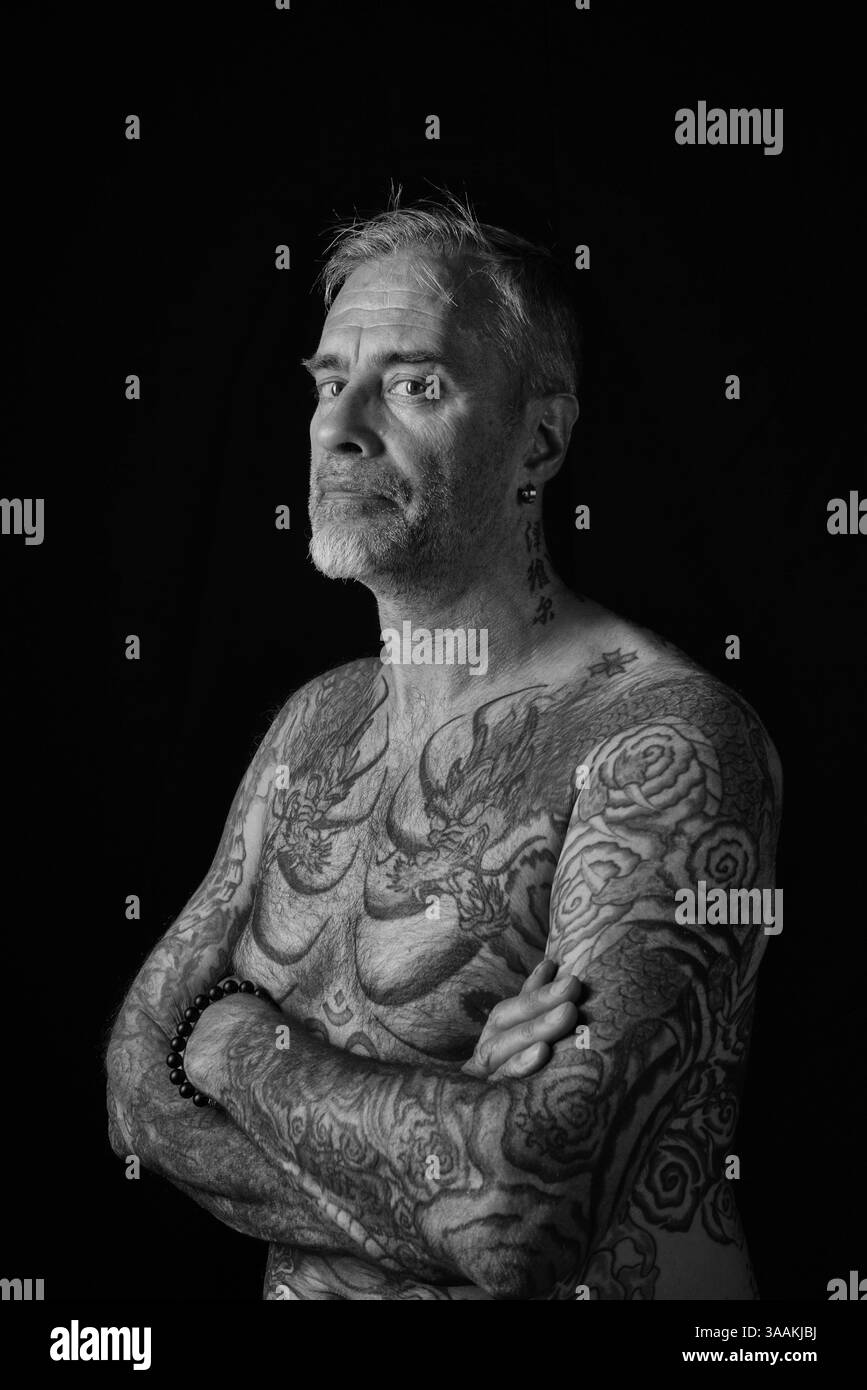 11. Dezember 2017 - Paris, Frankreich - XAV von Pirate's MC (Club aufgelöst), Job als Gymnasiumbegleiter reitet Victory Bagger. Die MC-Biker stehen in vielerlei Hinsicht im Gegensatz zu den traditionellen Bikern. Einige Ride Choppers, modifizierte und personalisierte Motorräder und entzogen einige ihrer Originalzubehör. Im Allgemeinen ist dies eine Möglichkeit, die Ablehnung vieler konventioneller Vorstellungen von der politischen und wirtschaftlichen Gesellschaft, in der sie leben, zu zeigen. MC-Biker wollen frei sein, ohne Einschränkungen, aber sie unterliegen drastischen internen Regeln. Teil eines MC zu sein, ist ein echtes Engagement. Obwohl einige MC-Mitglieder scheinen Stockfoto