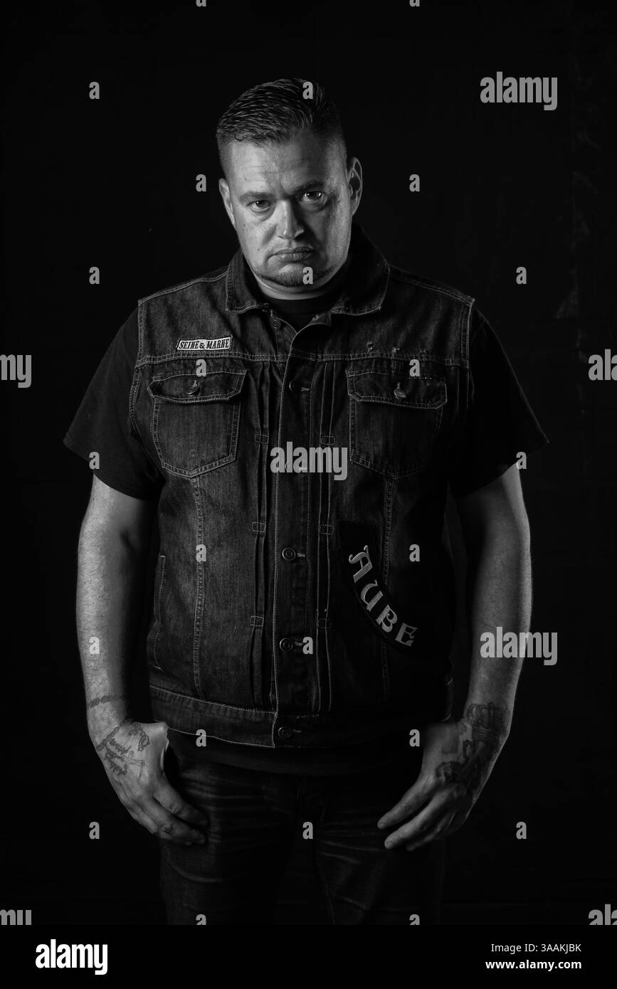 11. Dezember 2017 - Paris, Frankreich - SIGVALDS MC. Die MC-Biker stehen in vielerlei Hinsicht im Gegensatz zu den traditionellen Bikern. Einige Ride Choppers, modifizierte und personalisierte Motorräder und entzogen einige ihrer Originalzubehör. Im Allgemeinen ist dies eine Möglichkeit, die Ablehnung vieler konventioneller Vorstellungen von der politischen und wirtschaftlichen Gesellschaft, in der sie leben, zu zeigen. MC-Biker wollen frei sein, ohne Einschränkungen, aber sie unterliegen drastischen internen Regeln. Teil eines MC zu sein, ist ein echtes Engagement. Obwohl einige MC-Mitglieder einen marginalen Lebensstil zu leben scheinen, sind sie meist integ Stockfoto