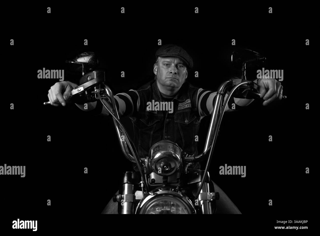 Dezember 2017 - Paris, Frankreich - STEPHANE von Sigvalds MC seine & Marne, Job als Business Manager Rides Victory 8-Ball 2011. Die MC-Biker stehen in vielerlei Hinsicht im Gegensatz zu den traditionellen Bikern. Einige Ride Choppers, modifizierte und personalisierte Motorräder und entzogen einige ihrer Originalzubehör. Im Allgemeinen ist dies eine Möglichkeit, die Ablehnung vieler konventioneller Vorstellungen von der politischen und wirtschaftlichen Gesellschaft, in der sie leben, zu zeigen. MC-Biker wollen frei sein, ohne Einschränkungen, aber sie unterliegen drastischen internen Regeln. Teil eines MC zu sein, ist ein echtes Engagement. Obwohl einige MC-Mitglieder das mögen Stockfoto