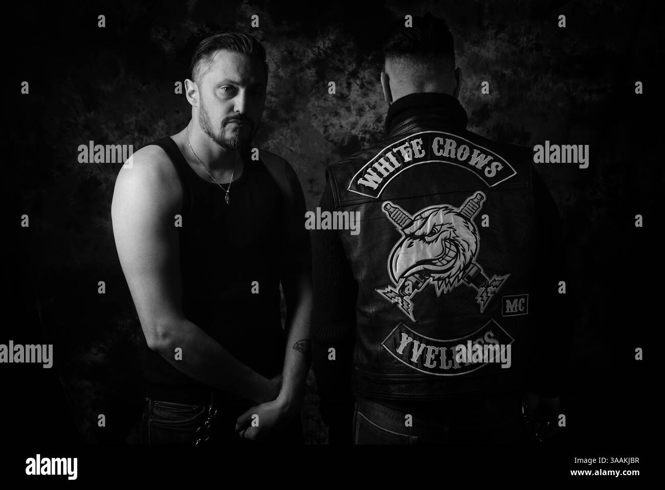 11. Dezember 2017 - Paris, Frankreich - YAMMS von White Crows MC. Die MC-Biker stehen in vielerlei Hinsicht im Gegensatz zu den traditionellen Bikern. Einige Ride Choppers, modifizierte und personalisierte Motorräder und entzogen einige ihrer Originalzubehör. Im Allgemeinen ist dies eine Möglichkeit, die Ablehnung vieler konventioneller Vorstellungen von der politischen und wirtschaftlichen Gesellschaft, in der sie leben, zu zeigen. MC-Biker wollen frei sein, ohne Einschränkungen, aber sie unterliegen drastischen internen Regeln. Teil eines MC zu sein, ist ein echtes Engagement. Obwohl einige MC-Mitglieder einen marginalen Lebensstil zu leben scheinen, sind sie meistens AC Stockfoto