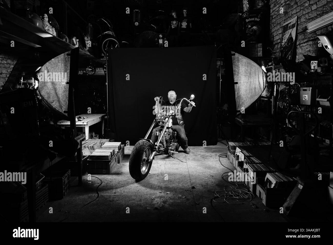 11. Dezember 2017 - Paris, Frankreich - JEAN CLAUDE, President Boozefighters MC 176, besitzt Stop-Shop für Custom-Bikes und Schallplattensammler fährt Harley Davidson Sportster 1200 Bobber. Die MC-Biker stehen in vielerlei Hinsicht im Gegensatz zu den traditionellen Bikern. Einige Ride Choppers, modifizierte und personalisierte Motorräder und entzogen einige ihrer Originalzubehör. Im Allgemeinen ist dies eine Möglichkeit, die Ablehnung vieler konventioneller Vorstellungen von der politischen und wirtschaftlichen Gesellschaft, in der sie leben, zu zeigen. MC-Biker wollen frei sein, ohne Einschränkungen, aber sie unterliegen drastischen internen Regeln. Ein Teil von zu sein Stockfoto