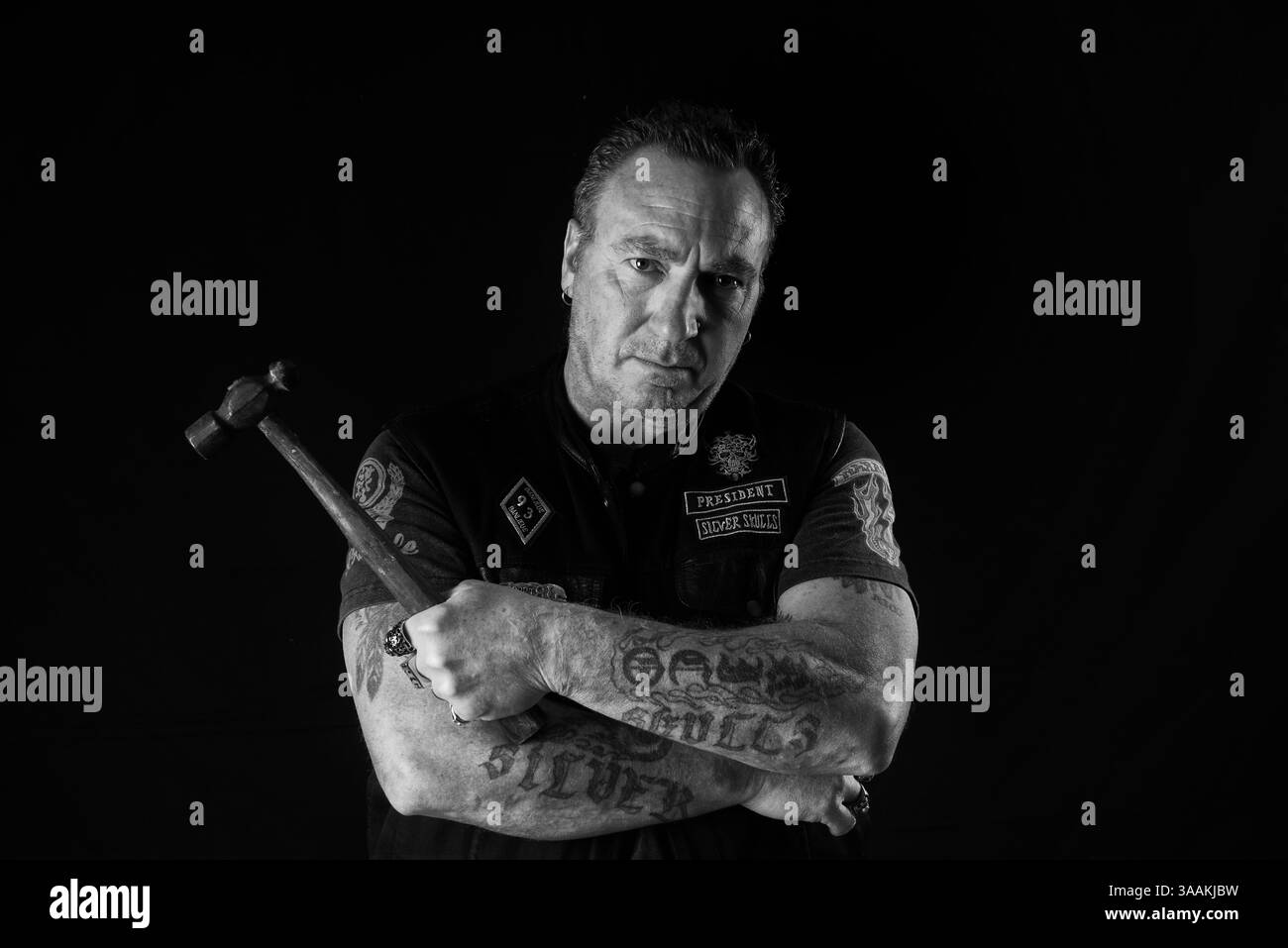 11. Dezember 2017 – Paris, Frankreich – RICO, Silver Skulls MC President, Job als MMA Free Fight Trainer Rides HD Street Bob 2009. Die MC-Biker stehen in vielerlei Hinsicht im Gegensatz zu den traditionellen Bikern. Einige Ride Choppers, modifizierte und personalisierte Motorräder und entzogen einige ihrer Originalzubehör. Im Allgemeinen ist dies eine Möglichkeit, die Ablehnung vieler konventioneller Vorstellungen von der politischen und wirtschaftlichen Gesellschaft, in der sie leben, zu zeigen. MC-Biker wollen frei sein, ohne Einschränkungen, aber sie unterliegen drastischen internen Regeln. Teil eines MC zu sein, ist ein echtes Engagement. Obwohl einige MC-Mitglieder das mögen Stockfoto