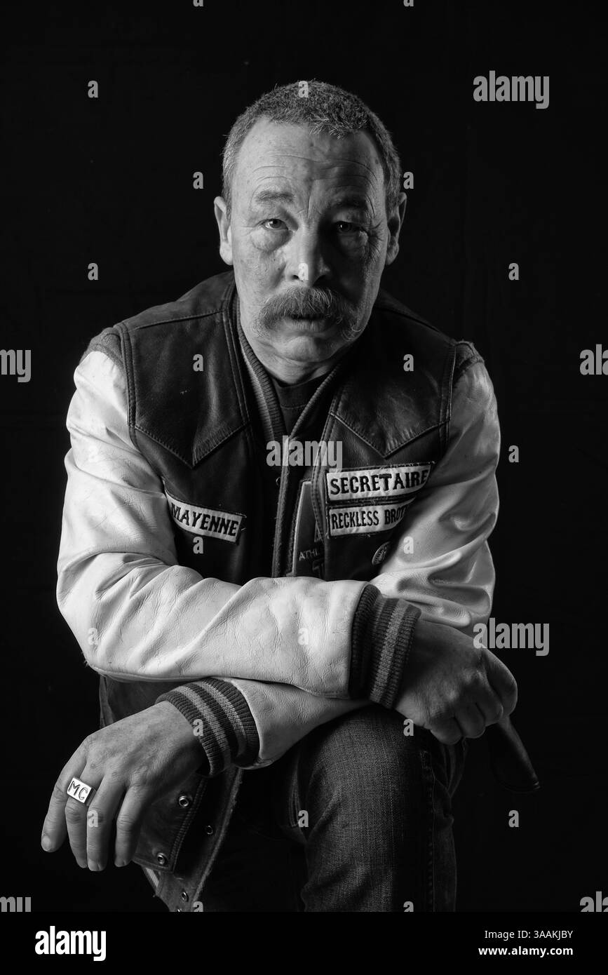 11. Dezember 2017 – Paris, Frankreich – PHIL of Reconlinless Brothers MC. Die MC-Biker stehen in vielerlei Hinsicht im Gegensatz zu den traditionellen Bikern. Einige Ride Choppers, modifizierte und personalisierte Motorräder und entzogen einige ihrer Originalzubehör. Im Allgemeinen ist dies eine Möglichkeit, die Ablehnung vieler konventioneller Vorstellungen von der politischen und wirtschaftlichen Gesellschaft, in der sie leben, zu zeigen. MC-Biker wollen frei sein, ohne Einschränkungen, aber sie unterliegen drastischen internen Regeln. Teil eines MC zu sein, ist ein echtes Engagement. Obwohl einige MC-Mitglieder einen marginalen Lebensstil zu leben scheinen, sind sie meist ein Stockfoto