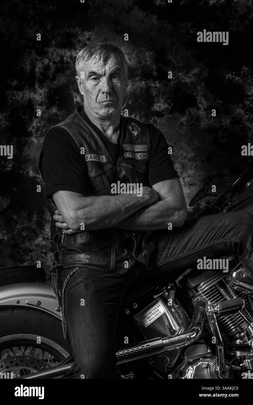 Dezember 2017 – Paris, Frankreich – DIDIER of Evil Sinners MC, Zahntechniker reitet Harley Davidson Softail Heritage 1990. Die MC-Biker stehen in vielerlei Hinsicht im Gegensatz zu den traditionellen Bikern. Einige Ride Choppers, modifizierte und personalisierte Motorräder und entzogen einige ihrer Originalzubehör. Im Allgemeinen ist dies eine Möglichkeit, die Ablehnung vieler konventioneller Vorstellungen von der politischen und wirtschaftlichen Gesellschaft, in der sie leben, zu zeigen. MC-Biker wollen frei sein, ohne Einschränkungen, aber sie unterliegen drastischen internen Regeln. Teil eines MC zu sein, ist ein echtes Engagement. Obwohl einige MC-Mitglieder das mögen Stockfoto