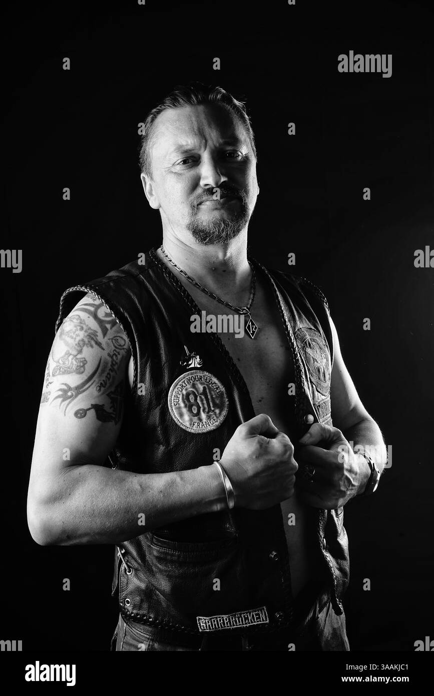 Dezember 2017 - Paris, Frankreich - SALVA of Road Riders MC, Job als industrielle Wartung fährt HD Super Glide Custom 2005. Die MC-Biker stehen in vielerlei Hinsicht im Gegensatz zu den traditionellen Bikern. Einige Ride Choppers, modifizierte und personalisierte Motorräder und entzogen einige ihrer Originalzubehör. Im Allgemeinen ist dies eine Möglichkeit, die Ablehnung vieler konventioneller Vorstellungen von der politischen und wirtschaftlichen Gesellschaft, in der sie leben, zu zeigen. MC-Biker wollen frei sein, ohne Einschränkungen, aber sie unterliegen drastischen internen Regeln. Teil eines MC zu sein, ist ein echtes Engagement. Obwohl einige MC-Mitglieder vielleicht auch sein könnten Stockfoto