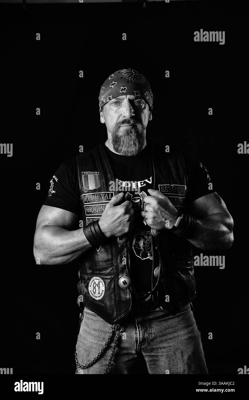 11. Dezember 2017 - Paris, Frankreich - die MC-Biker stehen in vielerlei Hinsicht im Gegensatz zu den traditionellen Bikern. Einige Ride Choppers, modifizierte und personalisierte Motorräder und entzogen einige ihrer Originalzubehör. Im Allgemeinen ist dies eine Möglichkeit, die Ablehnung vieler konventioneller Vorstellungen von der politischen und wirtschaftlichen Gesellschaft, in der sie leben, zu zeigen. MC-Biker wollen frei sein, ohne Einschränkungen, aber sie unterliegen drastischen internen Regeln. Teil eines MC zu sein, ist ein echtes Engagement. Obwohl einige MC-Mitglieder einen marginalen Lebensstil zu leben scheinen, sind sie größtenteils vollständig integriert Stockfoto