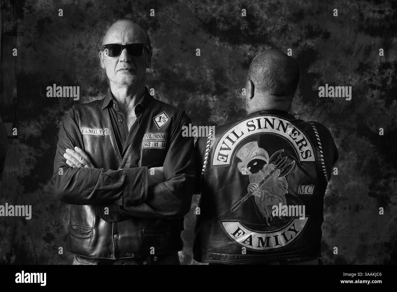 11. Dezember 2017 – Paris, Frankreich – DAN of Evil Sinners MC, Job als Informatiker in Logistikfahrten Harley Davidson electra Glide. Die MC-Biker stehen in vielerlei Hinsicht im Gegensatz zu den traditionellen Bikern. Einige Ride Choppers, modifizierte und personalisierte Motorräder und entzogen einige ihrer Originalzubehör. Im Allgemeinen ist dies eine Möglichkeit, die Ablehnung vieler konventioneller Vorstellungen von der politischen und wirtschaftlichen Gesellschaft, in der sie leben, zu zeigen. MC-Biker wollen frei sein, ohne Einschränkungen, aber sie unterliegen drastischen internen Regeln. Teil eines MC zu sein, ist ein echtes Engagement. Obwohl einige MC-Mem Stockfoto