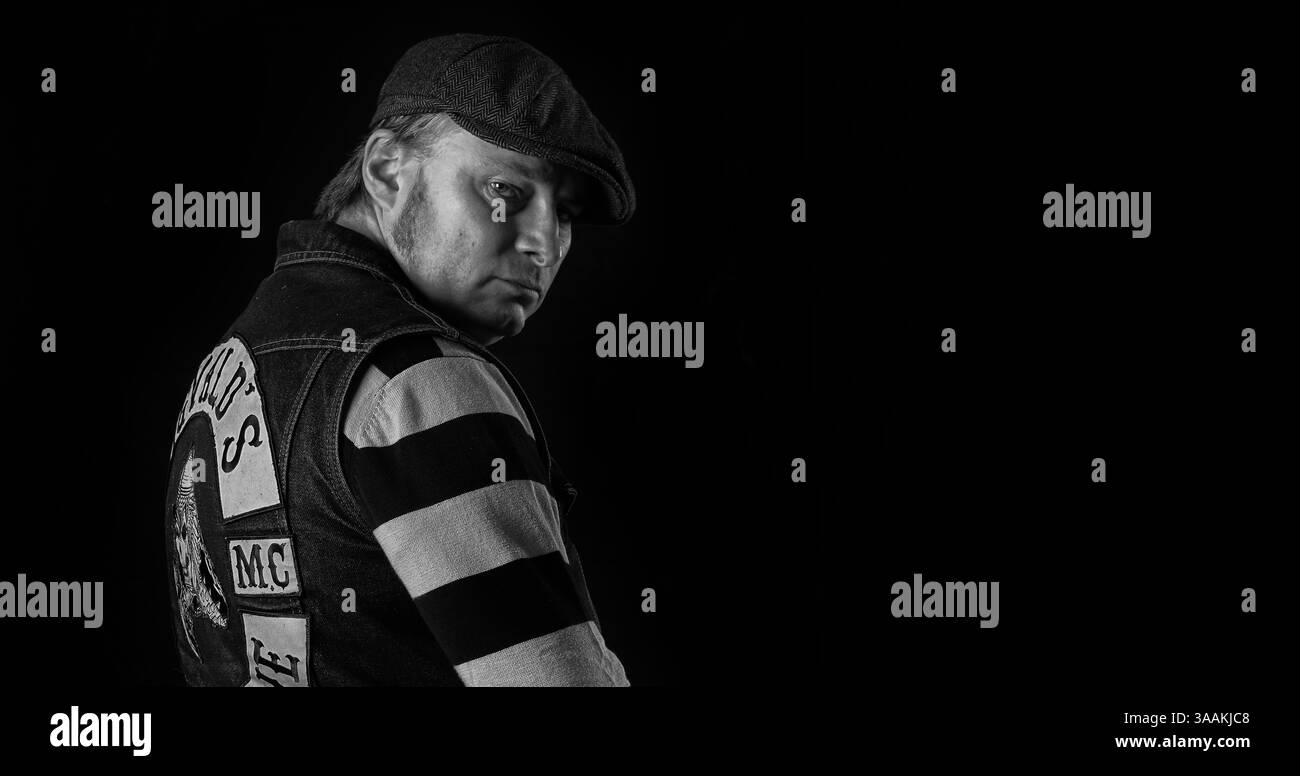 Dezember 2017 - Paris, Frankreich - STEPHANE von Sigvalds MC seine & Marne, Job als Business Manager Rides Victory 8-Ball 2011. Die MC-Biker stehen in vielerlei Hinsicht im Gegensatz zu den traditionellen Bikern. Einige Ride Choppers, modifizierte und personalisierte Motorräder und entzogen einige ihrer Originalzubehör. Im Allgemeinen ist dies eine Möglichkeit, die Ablehnung vieler konventioneller Vorstellungen von der politischen und wirtschaftlichen Gesellschaft, in der sie leben, zu zeigen. MC-Biker wollen frei sein, ohne Einschränkungen, aber sie unterliegen drastischen internen Regeln. Teil eines MC zu sein, ist ein echtes Engagement. Obwohl einige MC-Mitglieder migrieren Stockfoto