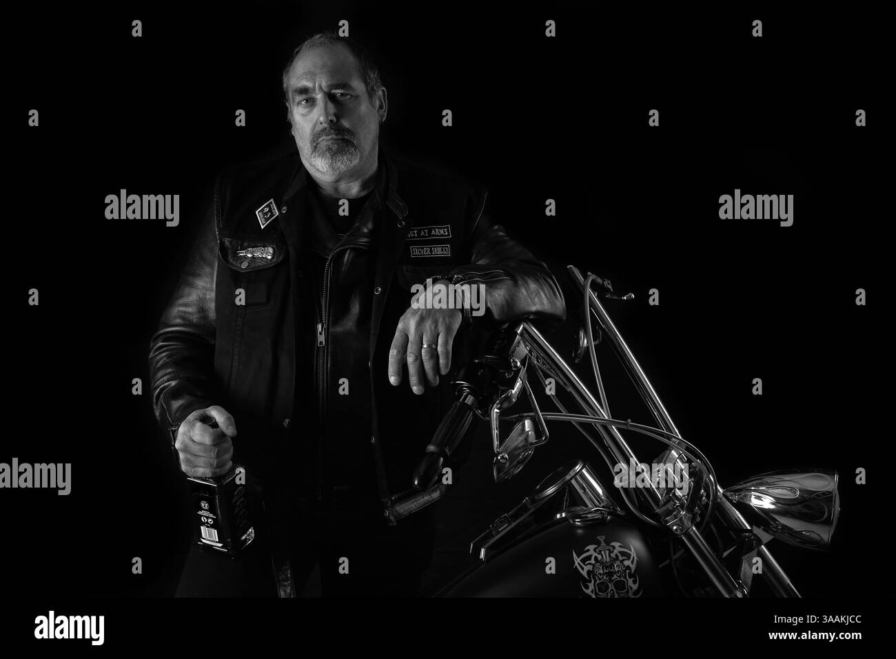 Dezember 2017 – Paris, Frankreich – THIERRY alias Titi von Silver Skulls MC, Job als Logistics Supervisor Rides HD Softail 1450. Die MC-Biker stehen in vielerlei Hinsicht im Gegensatz zu den traditionellen Bikern. Einige Ride Choppers, modifizierte und personalisierte Motorräder und entzogen einige ihrer Originalzubehör. Im Allgemeinen ist dies eine Möglichkeit, die Ablehnung vieler konventioneller Vorstellungen von der politischen und wirtschaftlichen Gesellschaft, in der sie leben, zu zeigen. MC-Biker wollen frei sein, ohne Einschränkungen, aber sie unterliegen drastischen internen Regeln. Teil eines MC zu sein, ist ein echtes Engagement. Obwohl einige MC-Mitglieder vielleicht auch sein könnten Stockfoto