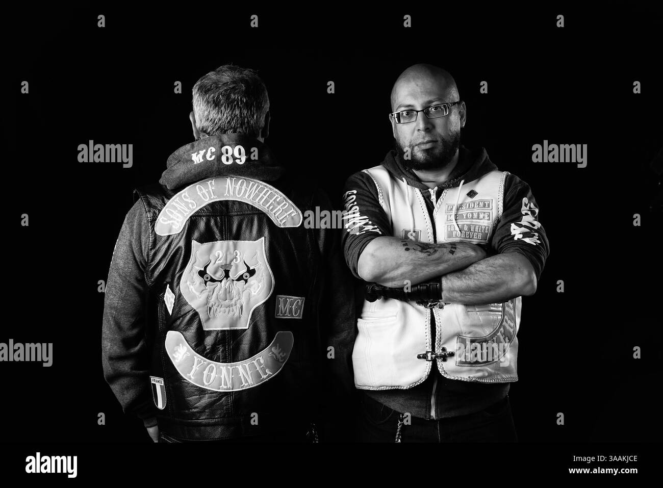 Dezember 2017 - Paris, Frankreich - SERGIO, Präsident Sons of Nowhere MC Yonne, No Job 1% Rides Chopper Suzuki LS650 Savage Frisco Style. Die MC-Biker stehen in vielerlei Hinsicht im Gegensatz zu den traditionellen Bikern. Einige Ride Choppers, modifizierte und personalisierte Motorräder und entzogen einige ihrer Originalzubehör. Im Allgemeinen ist dies eine Möglichkeit, die Ablehnung vieler konventioneller Vorstellungen von der politischen und wirtschaftlichen Gesellschaft, in der sie leben, zu zeigen. MC-Biker wollen frei sein, ohne Einschränkungen, aber sie unterliegen drastischen internen Regeln. Teil eines MC zu sein, ist ein echtes Engagement. Obwohl ein paar MC-Me Stockfoto