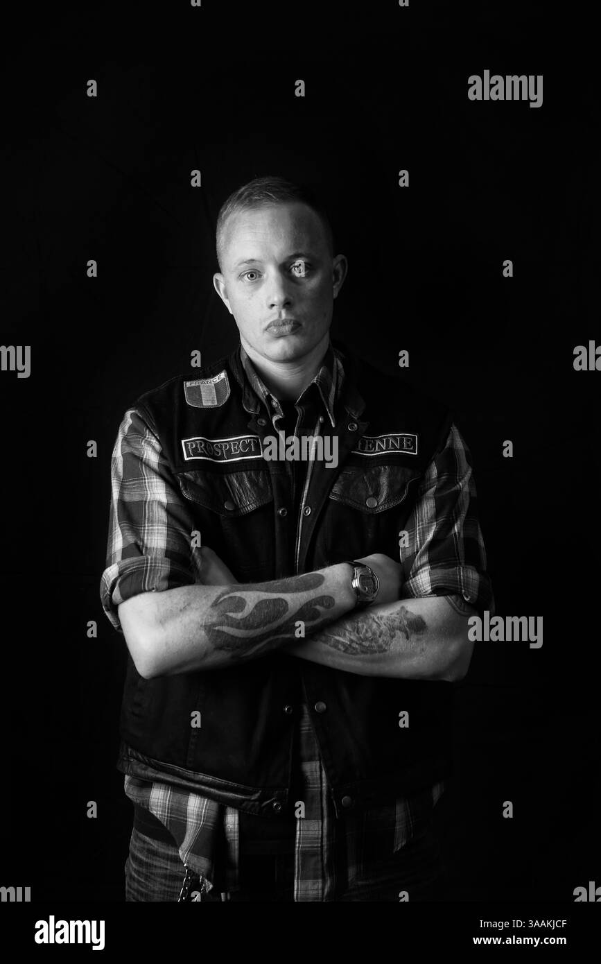 11. Dezember 2017 – Paris, Frankreich – TRISTAN aka SHARP of Medieval MC Vienne, Job als Soldat fährt Harley Davidson Super Glide 1340 de 1987. Die MC-Biker stehen in vielerlei Hinsicht im Gegensatz zu den traditionellen Bikern. Einige Ride Choppers, modifizierte und personalisierte Motorräder und entzogen einige ihrer Originalzubehör. Im Allgemeinen ist dies eine Möglichkeit, die Ablehnung vieler konventioneller Vorstellungen von der politischen und wirtschaftlichen Gesellschaft, in der sie leben, zu zeigen. MC-Biker wollen frei sein, ohne Einschränkungen, aber sie unterliegen drastischen internen Regeln. Teil eines MC zu sein, ist ein echtes Engagement. Obwohl einige Stockfoto