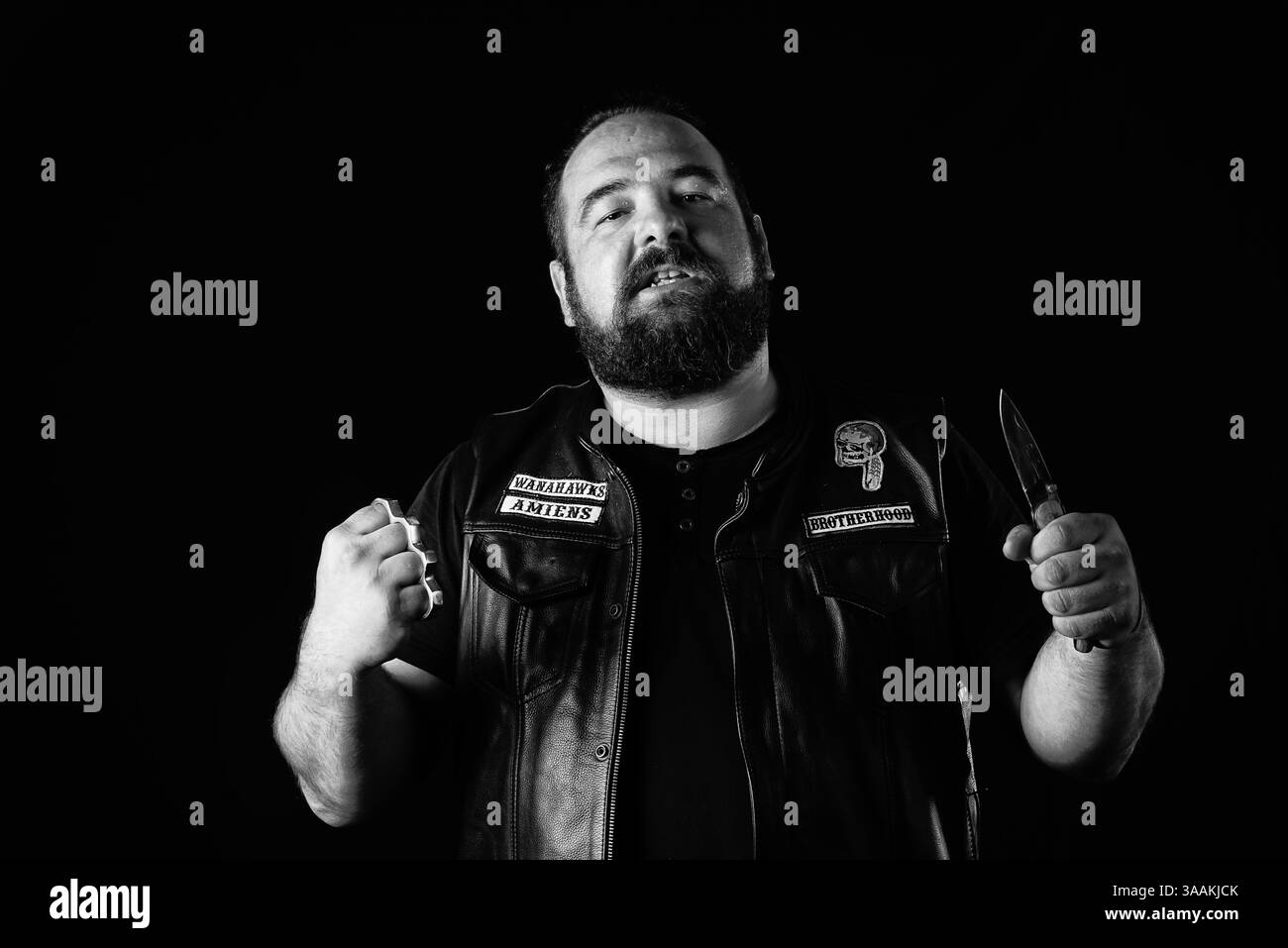 11. Dezember 2017 – Paris, Frankreich – SEBASTIEN von Wanahawks MC, Job als Lkw-Fahrer fährt Harley Davidson Fat Bob 2011. Die MC-Biker stehen in vielerlei Hinsicht im Gegensatz zu den traditionellen Bikern. Einige Ride Choppers, modifizierte und personalisierte Motorräder und entzogen einige ihrer Originalzubehör. Im Allgemeinen ist dies eine Möglichkeit, die Ablehnung vieler konventioneller Vorstellungen von der politischen und wirtschaftlichen Gesellschaft, in der sie leben, zu zeigen. MC-Biker wollen frei sein, ohne Einschränkungen, aber sie unterliegen drastischen internen Regeln. Teil eines MC zu sein, ist ein echtes Engagement. Auch wenn einige MC-Mitglieder das mögen mögen Stockfoto