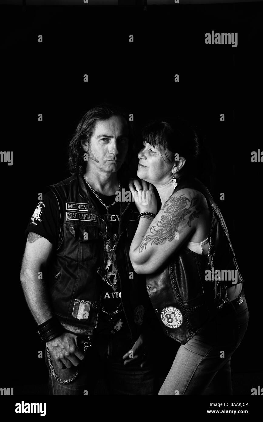 11. Dezember 2017 - Paris, Frankreich - XAVIER und BETTY vom mittelalterlichen MC Var, Job als Craft Fliesensetzer Rides Indian Chieftain 2014 (Betty gehört zu den rosa Damen). Die MC-Biker stehen in vielerlei Hinsicht im Gegensatz zu den traditionellen Bikern. Einige Ride Choppers, modifizierte und personalisierte Motorräder und entzogen einige ihrer Originalzubehör. Im Allgemeinen ist dies eine Möglichkeit, die Ablehnung vieler konventioneller Vorstellungen von der politischen und wirtschaftlichen Gesellschaft, in der sie leben, zu zeigen. MC-Biker wollen frei sein, ohne Einschränkungen, aber sie unterliegen drastischen internen Regeln. Teil eines MC zu sein, ist ein echtes Engagement Stockfoto