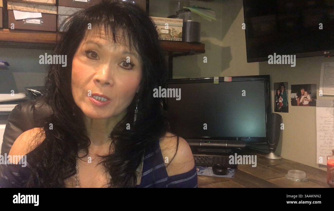 16. Februar 2018 – New Hyde Park, New York, USA – Porträt von Jean Marie Prince neben dem Regal ihrer originalen Grußkarten. Sie schreibt die Worte, macht die Fotos und entwirft sie. (Bild: © Beth Whitehouse/TNS via ZUMA Wire) Stockfoto