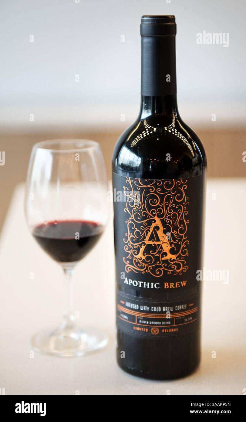 21. März 2018 – Modesto, CA, USA – der Apothic Winzer Deb Juergenson hat am 21. März 2018 auf der Gallo Winery in Modesto, Kalifornien, eine neue Rotweinmischung kreiert, die mit Kaltgebrühkaffee angereichert wird. (Bild: © Andy Alfaro/TNS via ZUMA Wire) Stockfoto