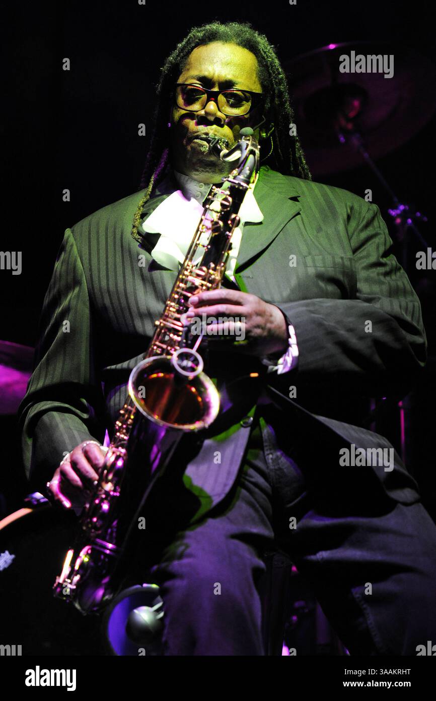 MIAMI BEACH, Florida – 18. JUNI: Der Saxophonist Clarence Clemons, ein prägender musikalischer Einfluss hinter dem Sound von Bruce Springsteen und der E Street Band, starb am Samstag an Komplikationen an einem Schlaganfall. Er war 69. Am 18. Juni 2011 in Miami Beach, Florida..Leute: Clarence Clemons (Kreditbild: © SMG via ZUMA Wire) Stockfoto