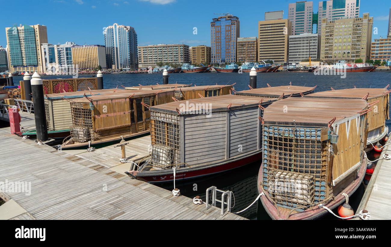 Fischerboote am Dubai Creek Marina in der Nähe der Altstadt von Dubai, Vereinigte Arabische Emirate. Stockfoto