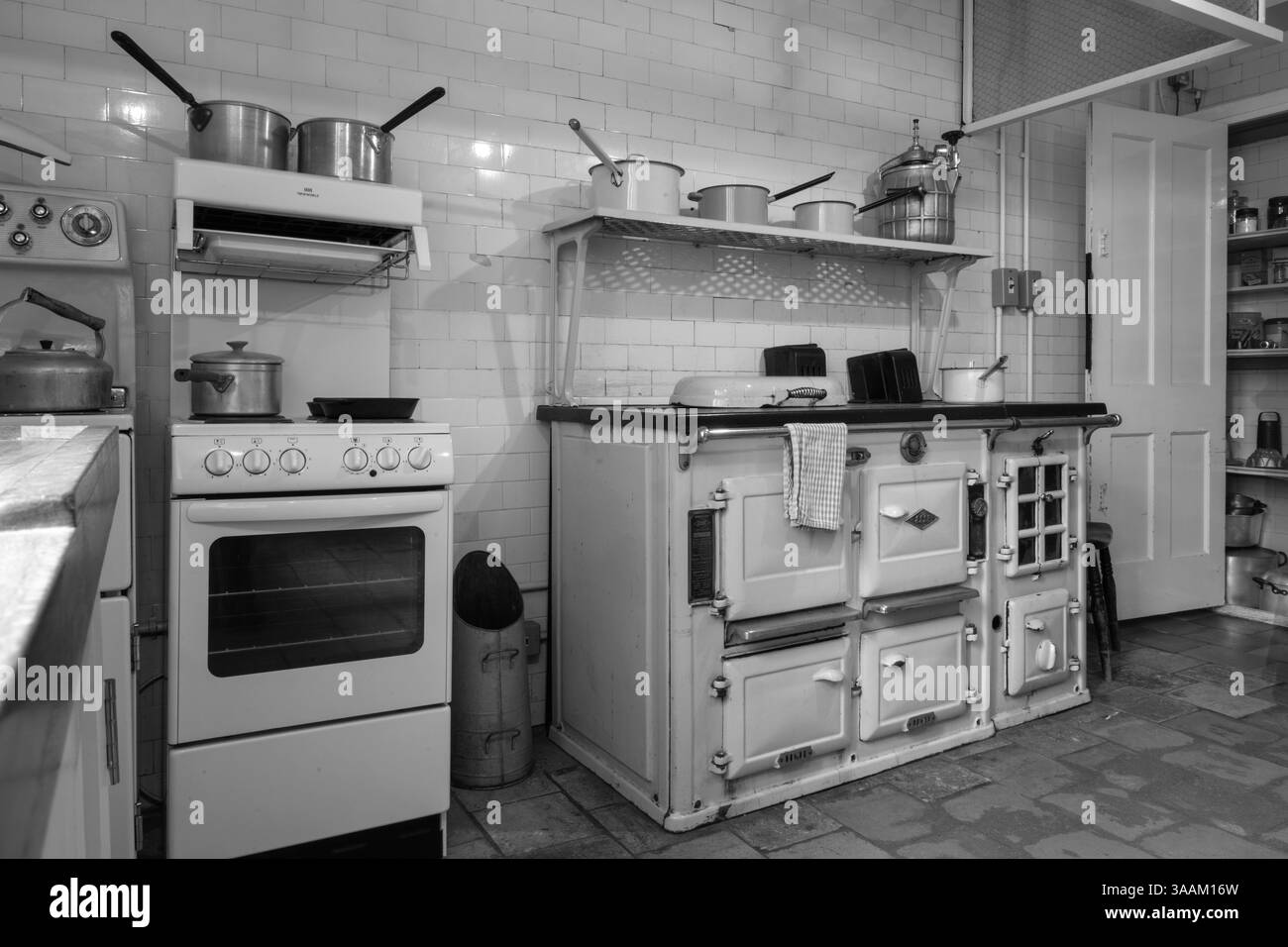 Angelsey Abbey, Lode, Cambridge, Cambridgeshire, England, Großbritannien - Blick von innen auf die Küche Stockfoto