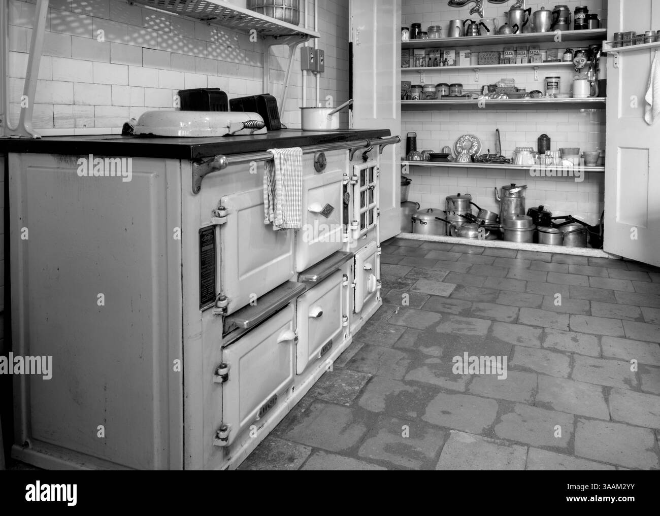 Angelsey Abbey, Lode, Cambridge, Cambridgeshire, England, Großbritannien - Blick von innen auf die Küche Stockfoto