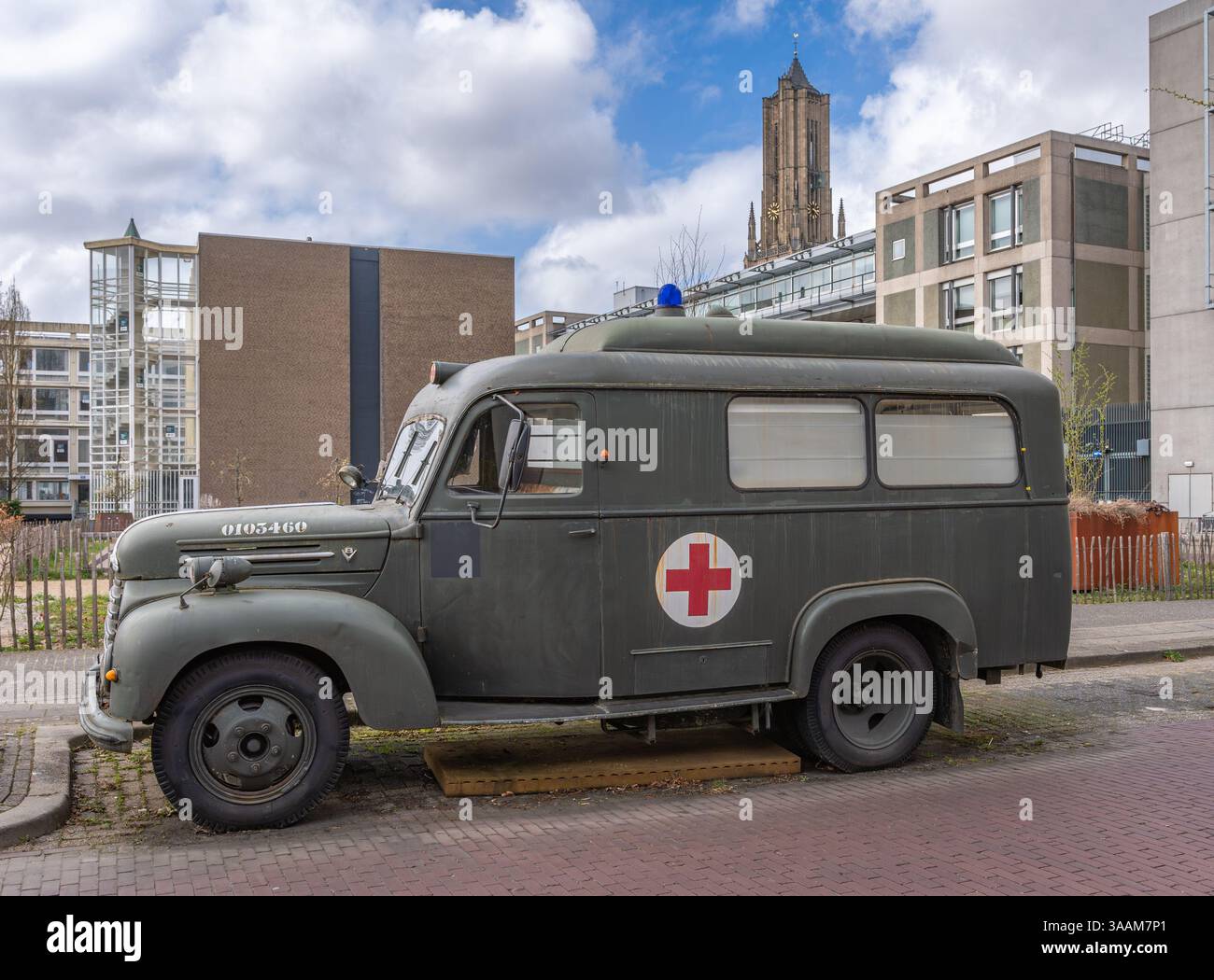 Arnhem, Niederlande, 30.03.2025, Seitenansicht des alten Ford Koln 1955 Ambulanzwagens Stockfoto