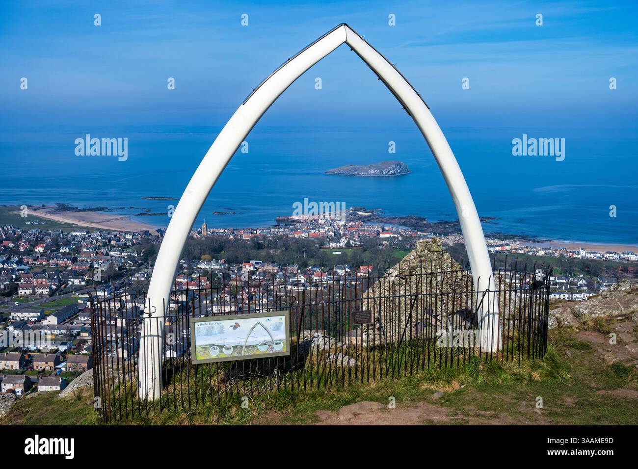 Replik von Walebonen auf dem Gipfel des North Berwick Law, der Craigleith Island und North Berwick Town und Hafen in East Lothian, Schottland, Großbritannien umrahmt Stockfoto