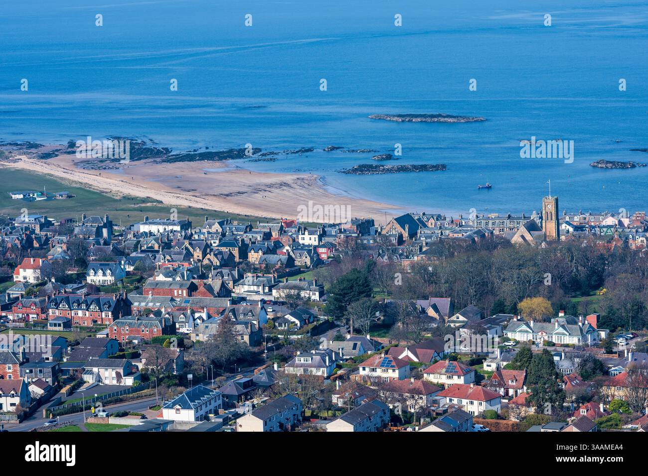 Blick auf West Bay Beach und North Berwick Stadt vom Gipfel des North Berwick Law in East Lothian, Schottland, Großbritannien Stockfoto