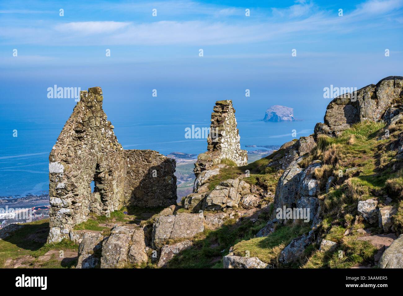 Ruine auf dem Gipfel des North Berwick Law, mit dem Bass Rock in der Ferne, in East Lothian, Schottland, Großbritannien Stockfoto