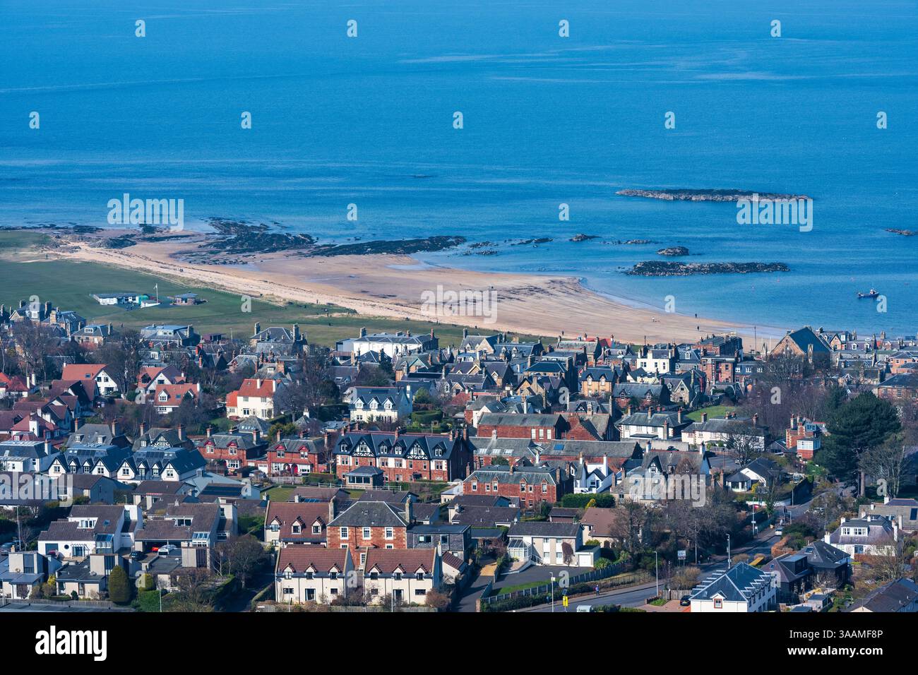 Blick auf West Bay Beach und North Berwick Stadt vom Gipfel des North Berwick Law in East Lothian, Schottland, Großbritannien Stockfoto