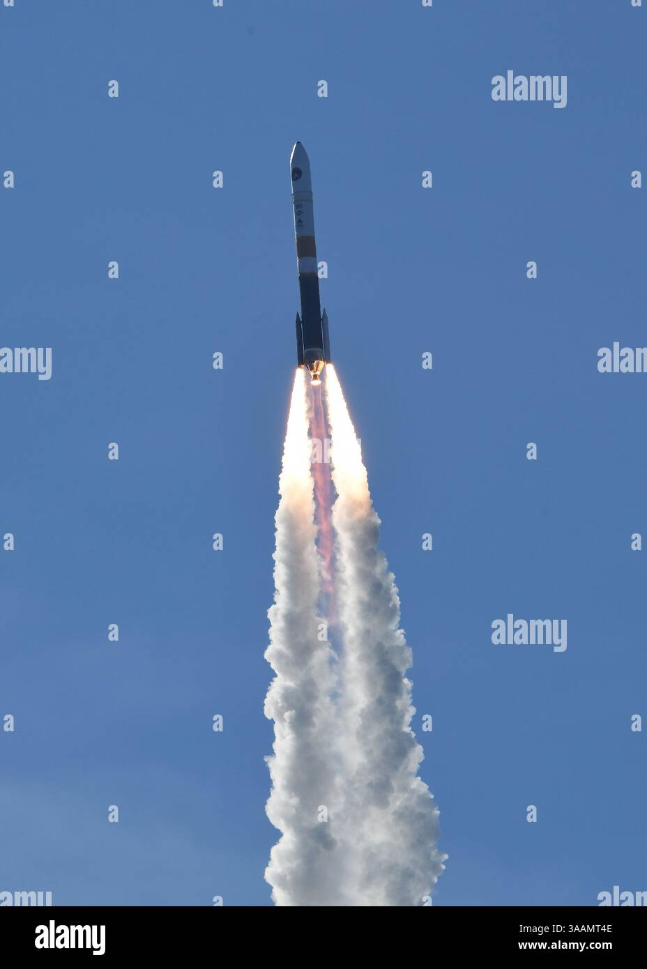 12. Januar 2018 - Lompoc, CA, Vereinigte Staaten - die Delta-IV-Rakete der United Launch Alliance mit einer Nutzlast des National Reconnaissance Office startet vom Raumfahrtanladekomplex der Vandenberg Air Force 6. Januar 2018 in der Nähe von Lompoc, Kalifornien (Bild: © Clayton Wear/Planet Pix via ZUMA Wire) Stockfoto