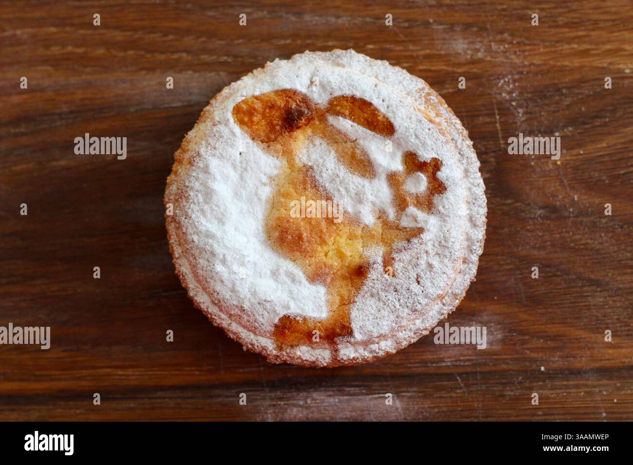 Osterkuchen mit süßem Häschen Stockfoto