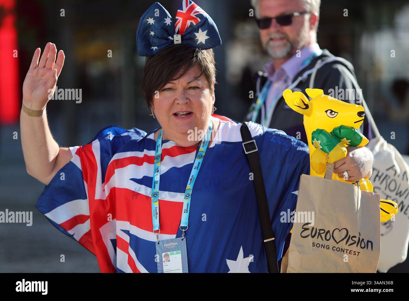 12. Mai 2018 – Lissabon, Portugal – Fans kommen am 12. Mai 2018 zum Grand Final des Eurovision Song Contest 2018 in der Altice Arena in Lissabon, Portugal. (Foto: © Pedro Fiuza Via ZUMA Wire) Stockfoto