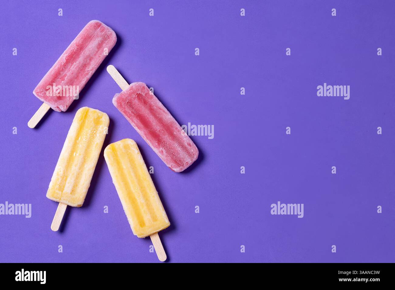 Orange und rosa Eis auf violettem Hintergrund Stockfoto