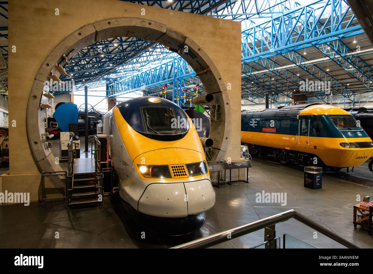 Ein Eurostar-Zug und ein Abschnitt des Kanaltunnels im National Railway Museum in York, England. Stockfoto
