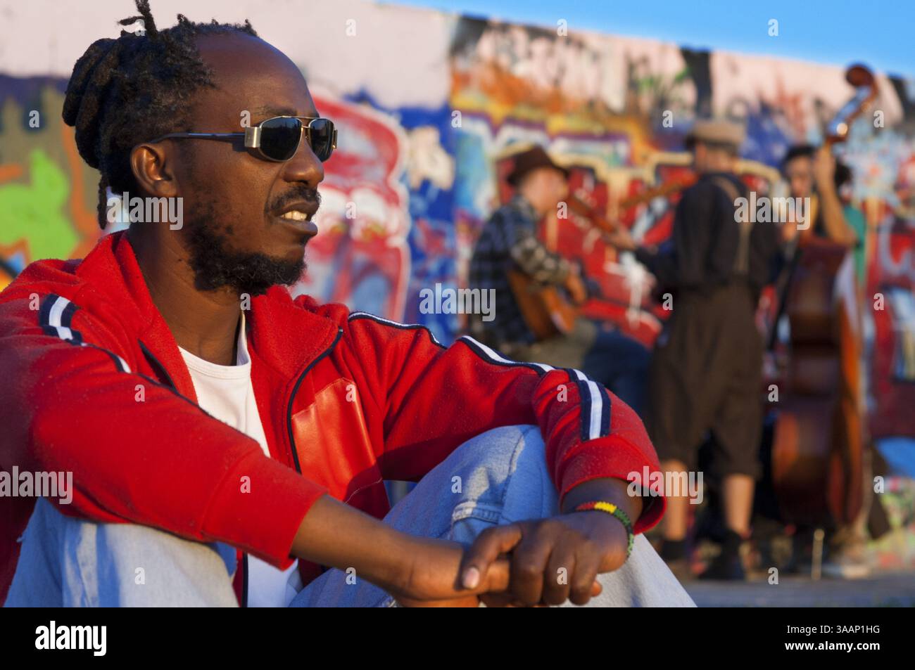 22. September 2010 - Berlin, Berlin, Deutschland - Musiker. Straßenfahrer an der Mauer im Mauerpark Berlin im Abendlicht Deutschland. Der Mauerpark ist ein öffentlicher Linearpark im Berliner Stadtteil Prenzlauer Berg. Der Name bedeutet „Mauerpark“ und bezieht sich auf seinen Status als ehemaliger Teil der Berliner Mauer und des Todesstreifens. Der Park liegt an der Grenze zwischen Prenzlauer Berg und Gesundbrunnen im ehemaligen West-Berlin. Im 19. Und 20. Jahrhundert diente der Mauerpark als Standort des Alten Nordbahnhofs, dem südlichen Endpunkt der Preußischen Nordbahn Stockfoto