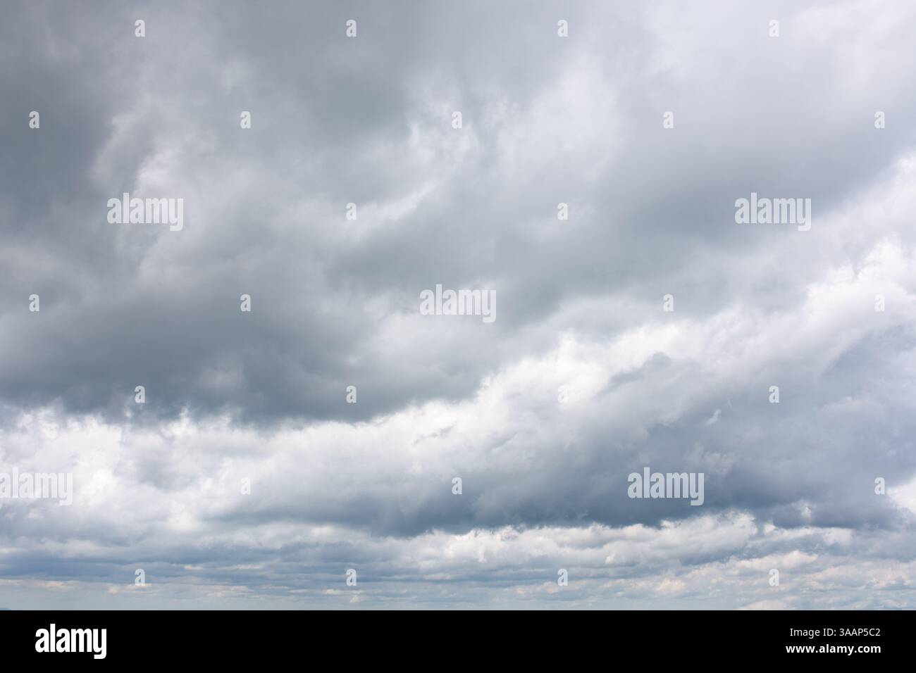 Graue Cumulus-Wolkenlandschaft des bewölkten Himmels. Dramatische meteorologische Hintergründe. Bewölktes Wetter im Sommer vor dem Regen Stockfoto