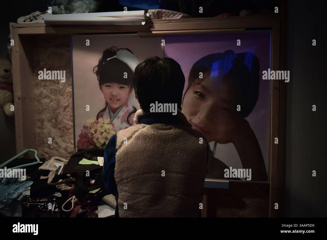 25. Februar 2015 - Hakuba, Nagano, Japan - Fotos von Yuna und Kimuras Frau sind an den Wänden des Hauses in Hakuba, Nagano, befestigt, wo Kimura und seine erste Tochter Mayu wohnen. (Bild: © Yuki Iwanami/zReportage.com via ZUMA Wire) Stockfoto