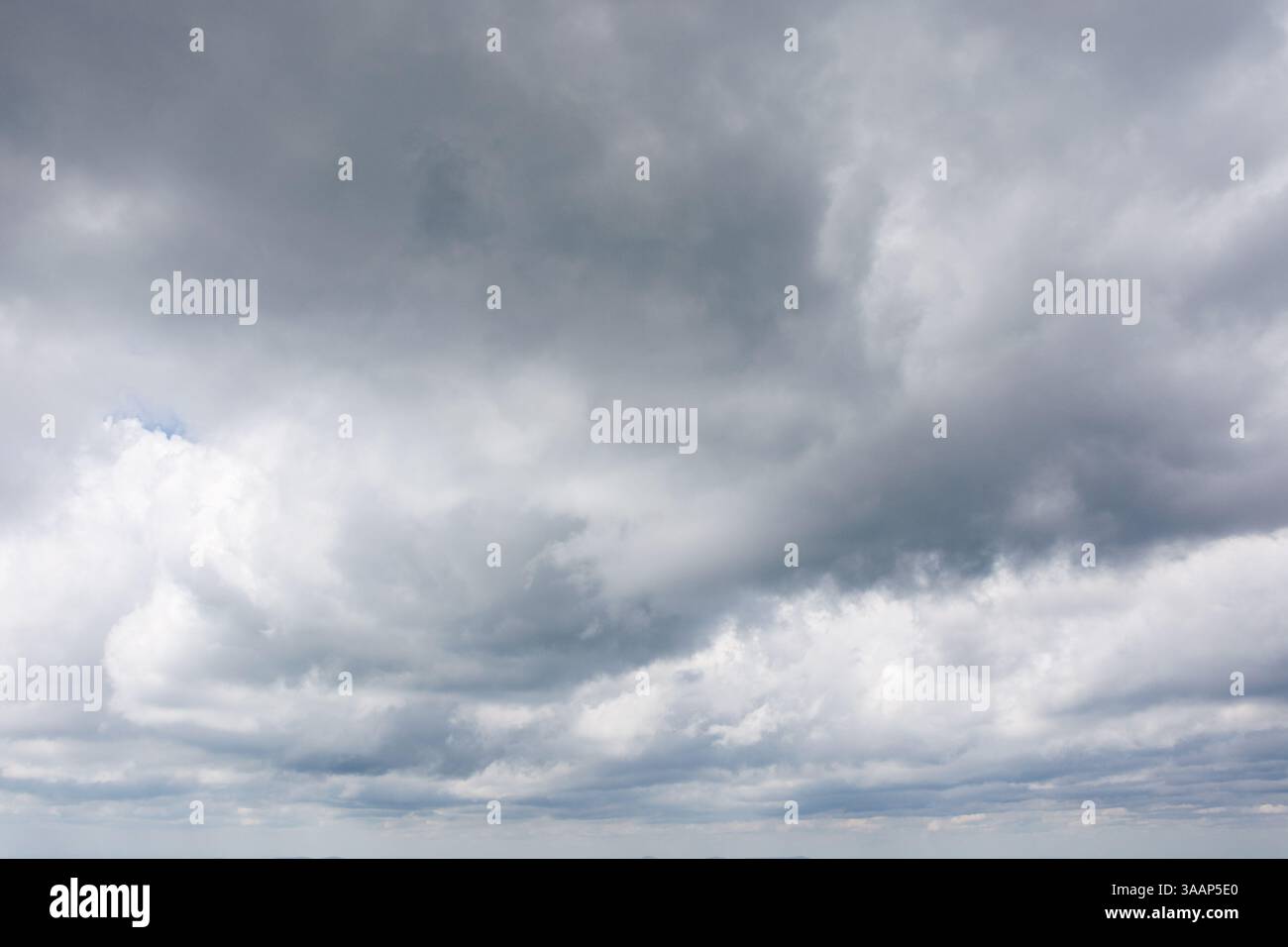 Graue Cumulus-Wolkenlandschaft des bewölkten Himmels. Dramatische meteorologische Hintergründe. Bewölktes Wetter im Sommer vor dem Regen Stockfoto