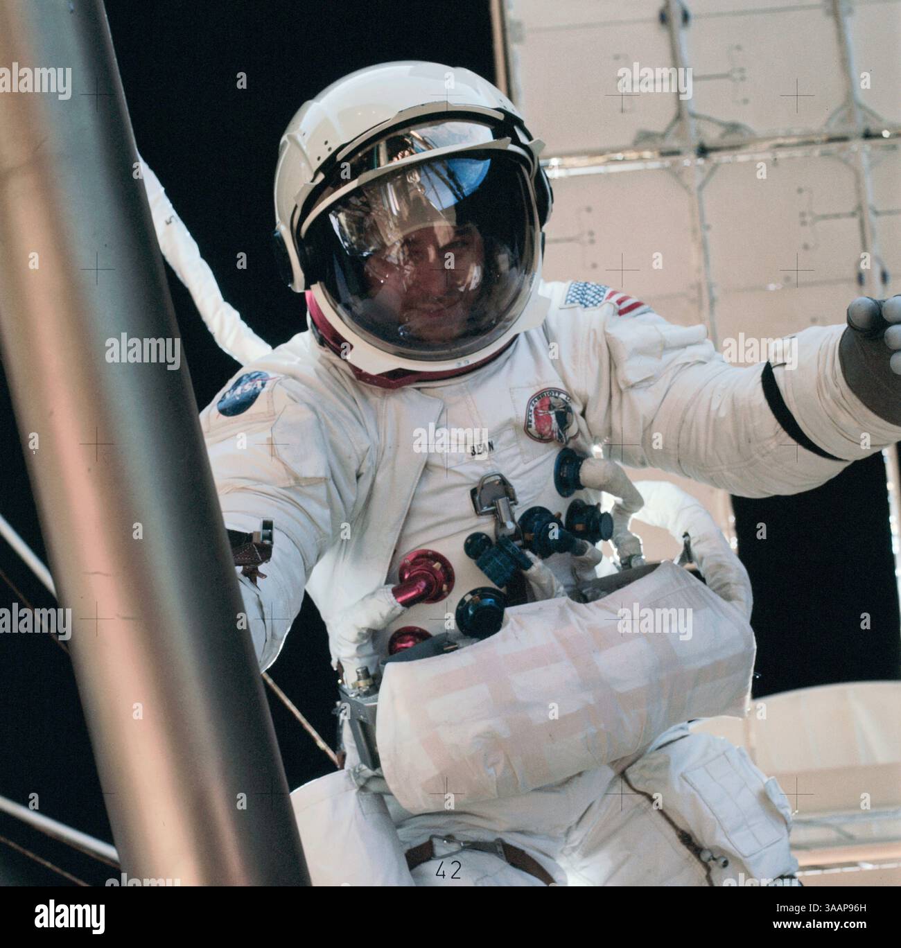 ALAN BEAN (* 15. März 1932 bis 26. Mai 2018) war ein US-amerikanischer Marineoffizier, Luftfahrtingenieur, Testpilot und NASA-Astronaut; er war der vierte Mensch, der auf dem Mond spazierte. 1963 wurde er von der NASA zum Astronauten ernannt. Seinen ersten Flug in den Weltraum an Bord der Apollo 12, der zweiten bemannten Mission zur Landung auf dem Mond, unternahm er 1969 im Alter von 37 Jahren. 1973 absolvierte er seinen zweiten und letzten Flug in den Weltraum mit der Skylab 3-Mission. 1975 trat er aus der United States Navy und 1981 aus der NASA zurück. IM BILD: 6. August 1973 – NASA Skylab 3-Mission-Astronaut ALAN BEAN Wo Stockfoto