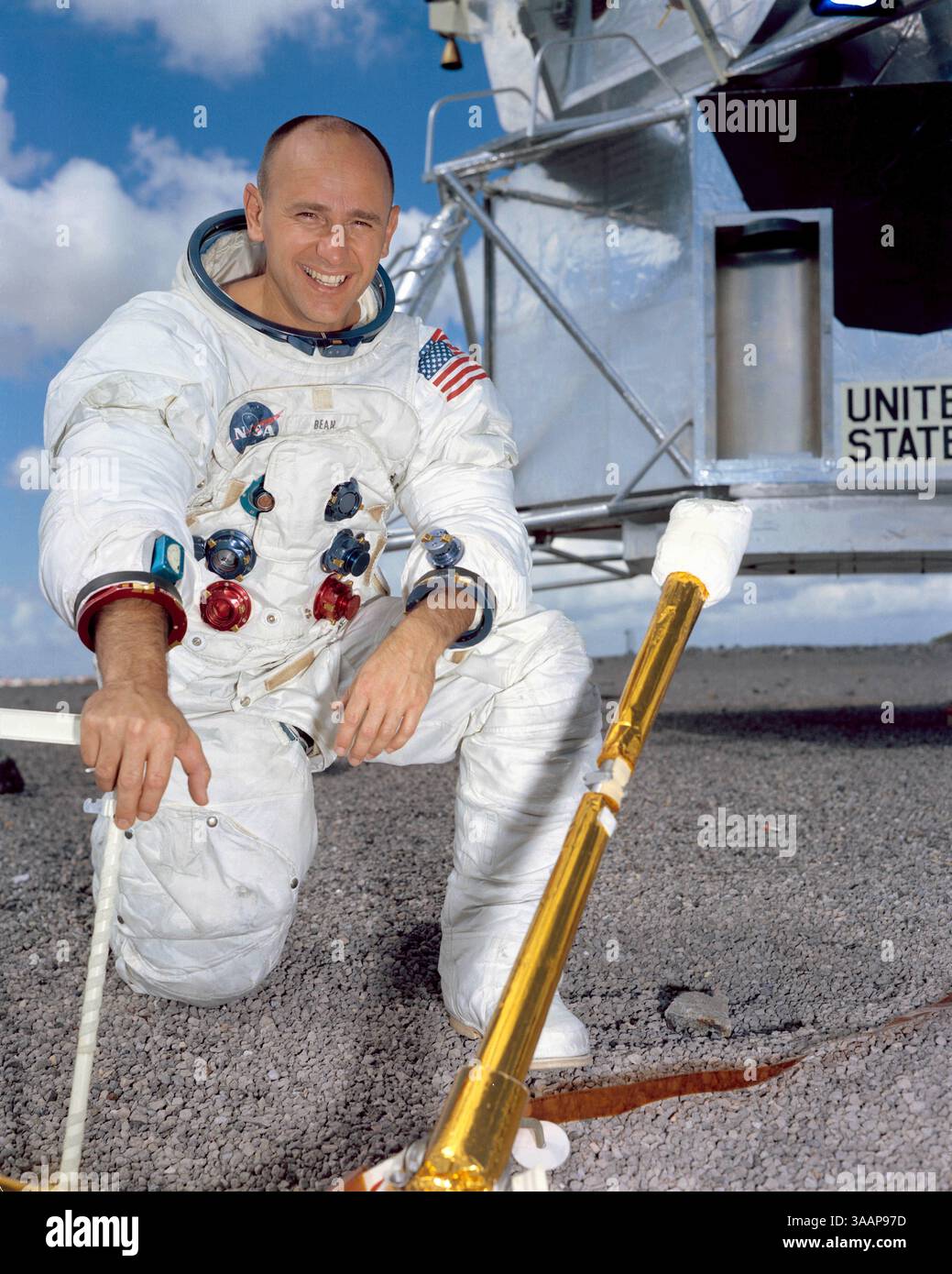 ALAN BEAN (* 15. März 1932 bis 26. Mai 2018) war ein US-amerikanischer Marineoffizier, Luftfahrtingenieur, Testpilot und NASA-Astronaut; er war der vierte Mensch, der auf dem Mond spazierte. 1963 wurde er von der NASA zum Astronauten ernannt. Seinen ersten Flug in den Weltraum an Bord der Apollo 12, der zweiten bemannten Mission zur Landung auf dem Mond, unternahm er 1969 im Alter von 37 Jahren. 1973 absolvierte er seinen zweiten und letzten Flug in den Weltraum mit der Skylab 3-Mission. 1975 trat er aus der United States Navy und 1981 aus der NASA zurück. ABBILDUNG: 1. September 1969 - Merritt Island, Florida, USA - NASA Apollo 12 Lunar Stockfoto