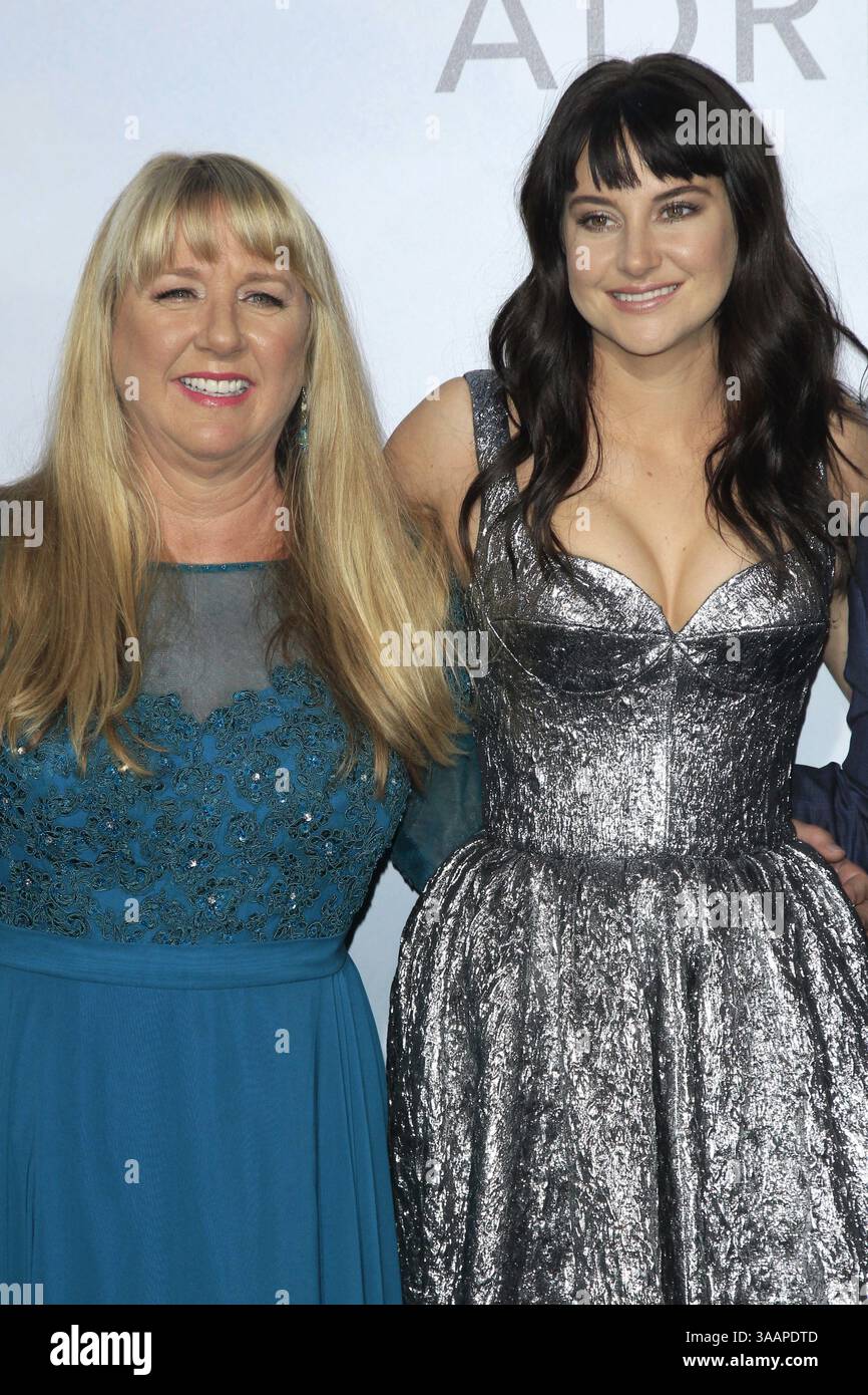 23. Mai 2018 – Los Angeles, CA, USA – LOS ANGELES – 23. MAI: Tami Oldham Ashcraft, Shailene Woodley bei der „Adrift“-Weltpremiere im Regal LA Live am 23. Mai 2018 in Los Angeles, CA (Kreditbild: © Kathy Hutchins Via ZUMA Wire) Stockfoto