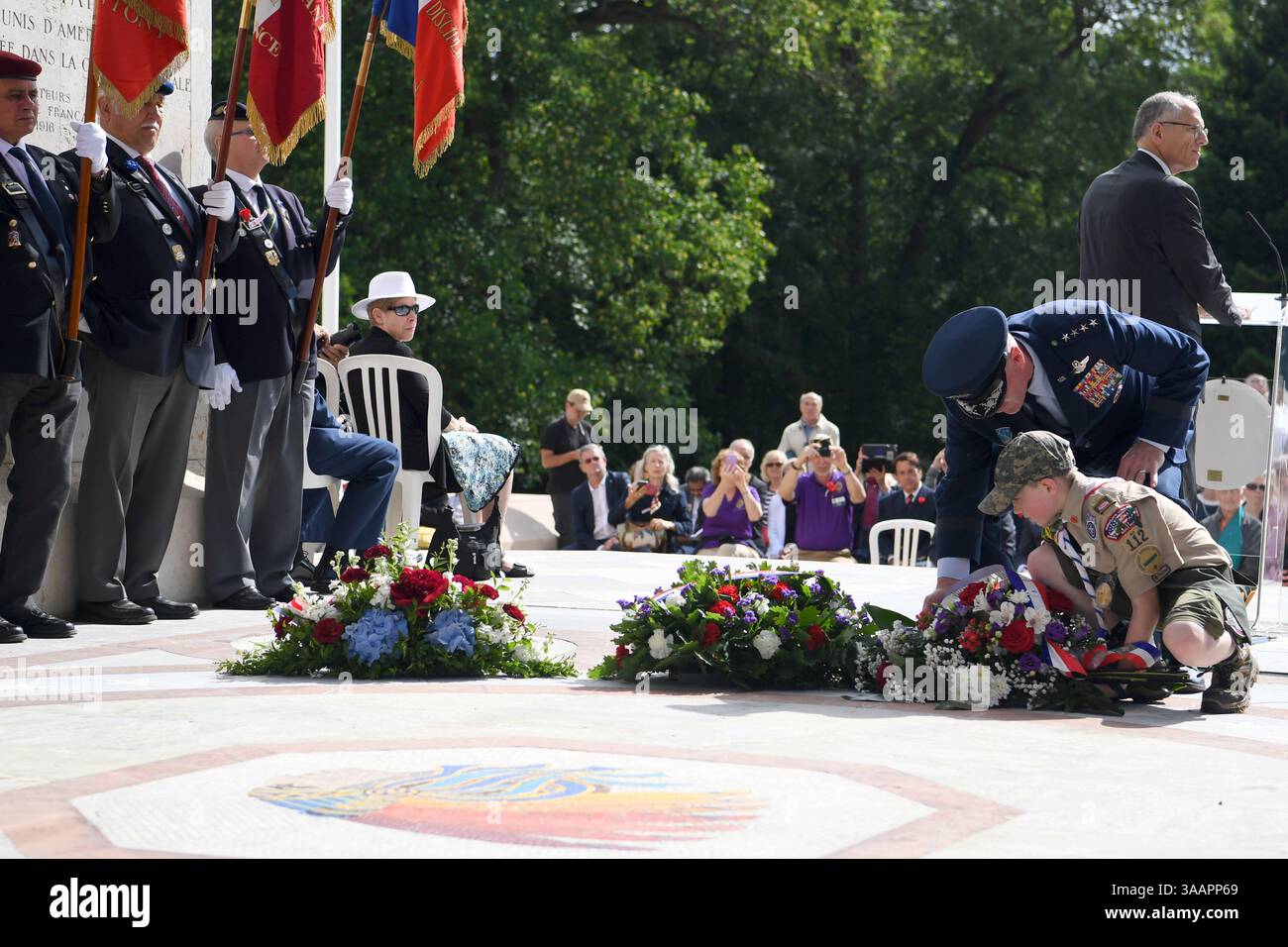 27. Mai 2018: Marnes-la-Coquette, Frankreich, Tod D. Wolters, United States Air Forces in Europe, Air Forces Africa Commander und ein Mitglied der lokalen Pfadfinder legen am 27. Mai 2018 einen Kranz am Lafayette Escadrille Memorial in der Nähe von Paris, Frankreich. Jedes Jahr zollen das Militär der Vereinigten Staaten und das französische Militär dem gefallenen Flieger aus dem Ersten Weltkrieg Tribut, der hier begraben und gedenken wird. (Foto der U.S. Air Force von Master Sgt. Renae Pittman/Released) (Foto: © U.S. Air Force/DOD via ZUMA Wire/ZUMAPRESS.com) Stockfoto