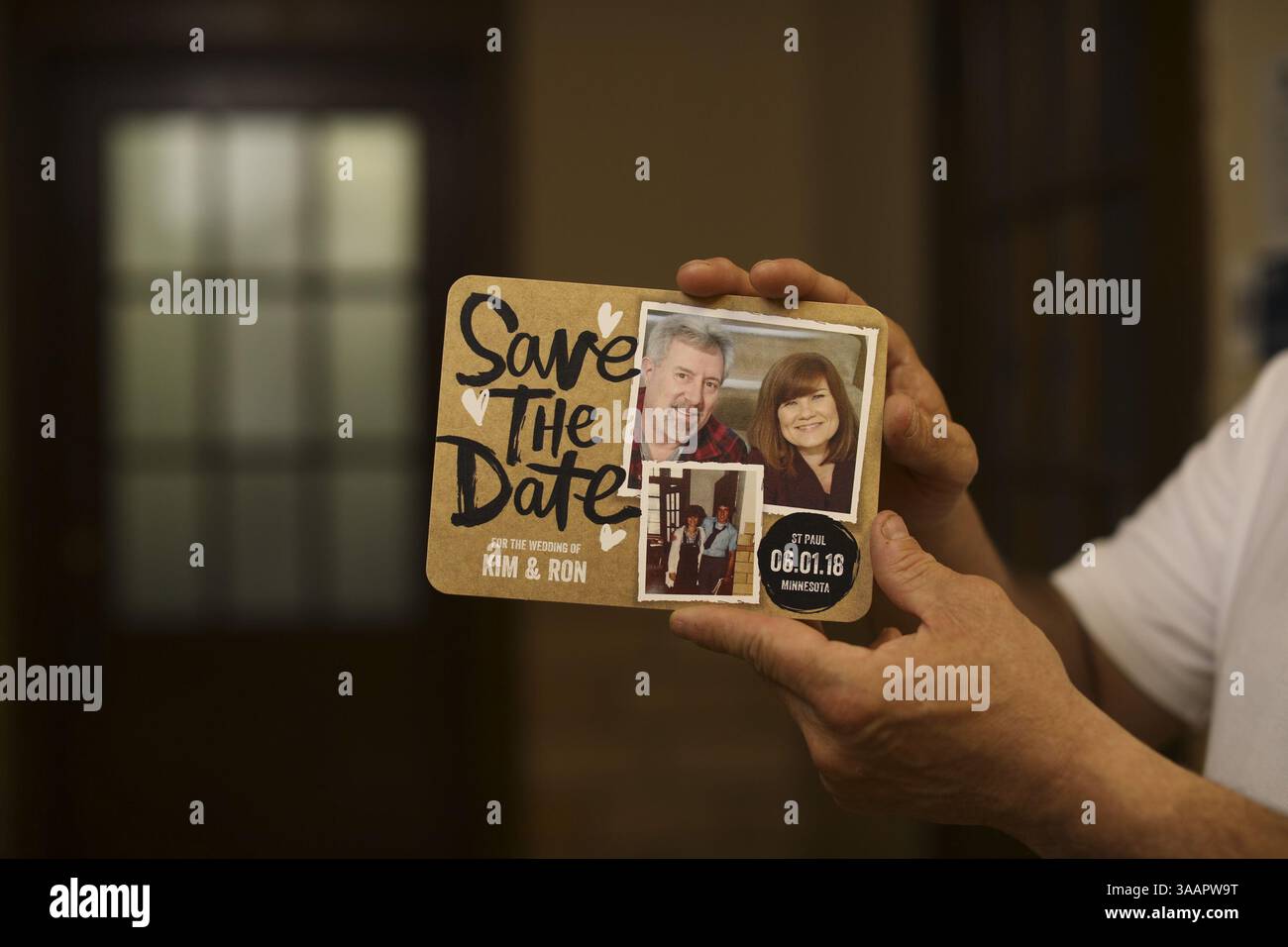 21. Mai 2018: St. Paul, MN, USA: Ron Harper hält die Ankündigung „Save the Date“ für ihre Hochzeit, auf der ein Foto von ihm und Kim Dean gezeigt wird, als sie Schüler an der St. Agnes School waren. (Bild: © Jeff Wheeler/TNS via ZUMA Wire) Stockfoto