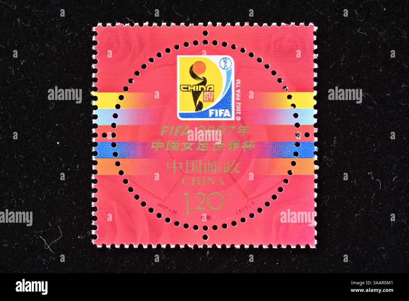 CHINA - CA. 2007: Ein in China gedruckter Stempel zeigt das Emblem der FIFA Frauen-Weltmeisterschaft China 2007, ca. 2007. Stockfoto