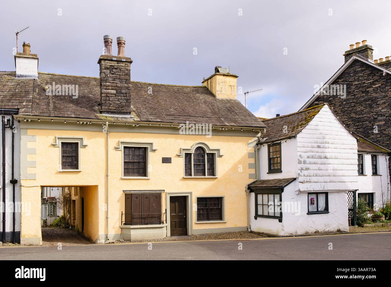 Alte Gebäude im Dorf im Lake District National Park. Hawkshead, Westmorland and Furness, Cumbria, England, Großbritannien. Stockfoto